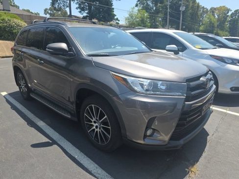 Used 2017 Toyota Highlander SE FWD image 3