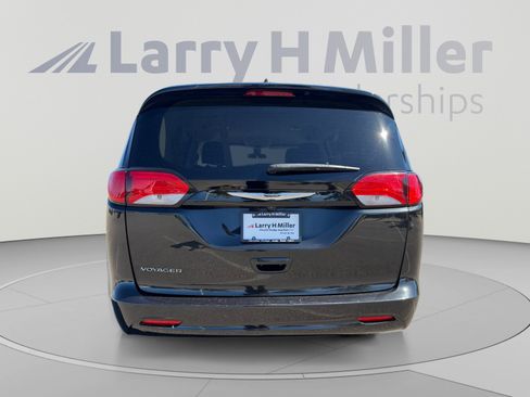 Used 2022 Chrysler Voyager LX FWD image 5