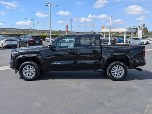 Used 2025 Toyota Tacoma SR5 AWD/4WD image 12