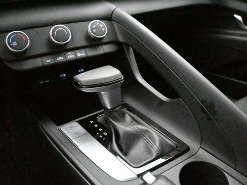 Used 2023 Hyundai Elantra SE w/ Preferred Accessory Package image 5