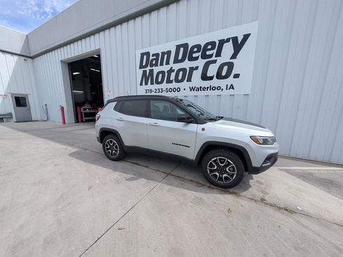 Used 2025 Jeep Compass Trailhawk AWD/4WD image 31
