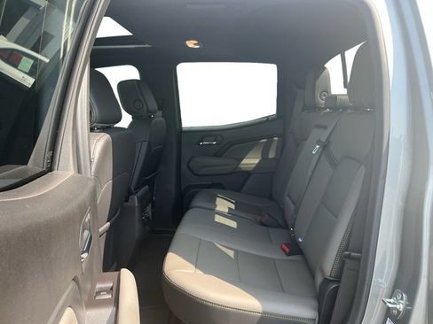 Used 2025 Chevrolet Colorado ZR2 w/ Technology Package AWD/4WD image 21