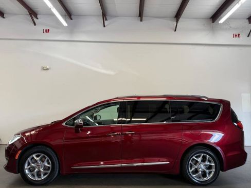 Used 2019 Chrysler Pacifica Limited FWD image 3