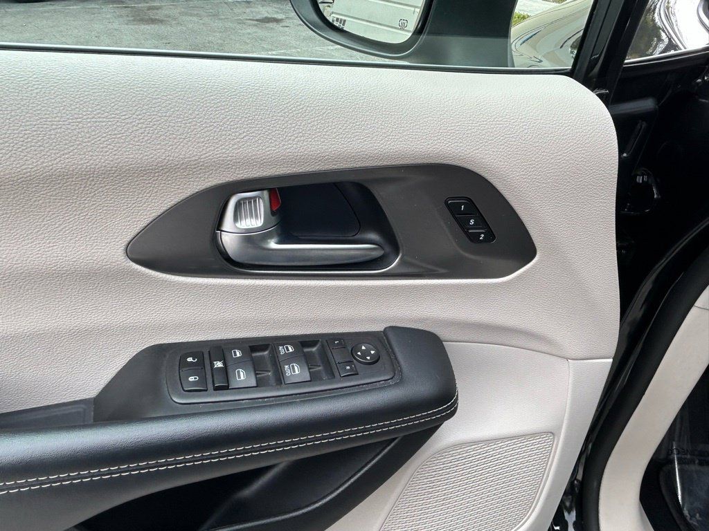 Used 2023 Chrysler Pacifica Touring-L FWD image 16