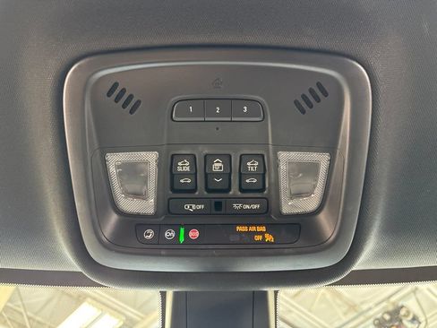 Used 2023 Chevrolet Traverse LT w/ LT Premium Package AWD/4WD image 39