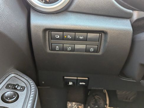 Used 2020 Nissan Versa S FWD image 15