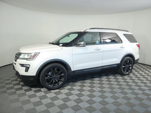 Used 2019 Ford Explorer XLT w/ Equipment Group 202A image 8