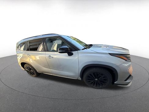 Used 2025 Toyota Highlander XSE AWD/4WD image 2