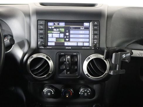 Used 2017 Jeep Wrangler Unlimited Sahara w/ Connectivity Group AWD/4WD image 23
