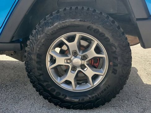Used 2015 Jeep Wrangler Unlimited Rubicon w/ Connectivity Group AWD/4WD image 12