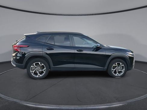 Used 2025 Chevrolet Trax LT w/ LT Convenience Package FWD image 9
