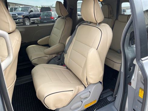 Used 2013 Toyota Sienna XLE image 9