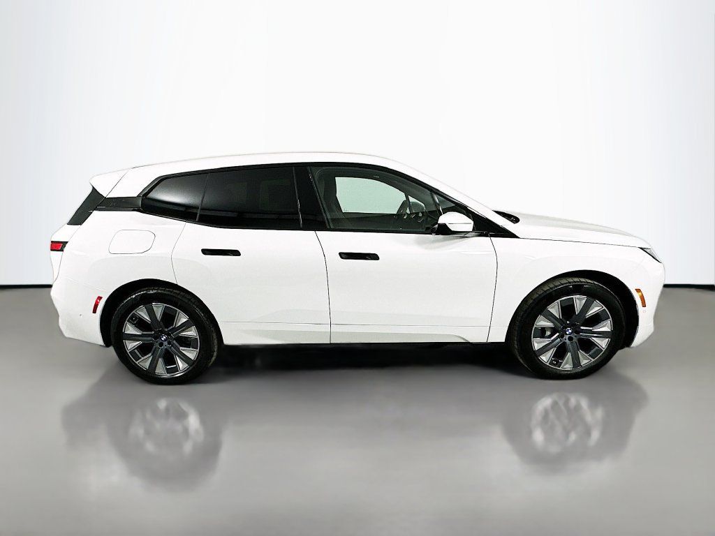 Used 2026 BMW iX xDrive45 w/ Premium Package AWD/4WD image 4