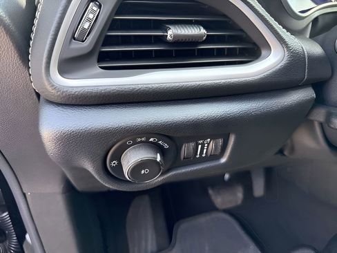 New 2025 Chrysler Pacifica Select AWD/4WD image 22
