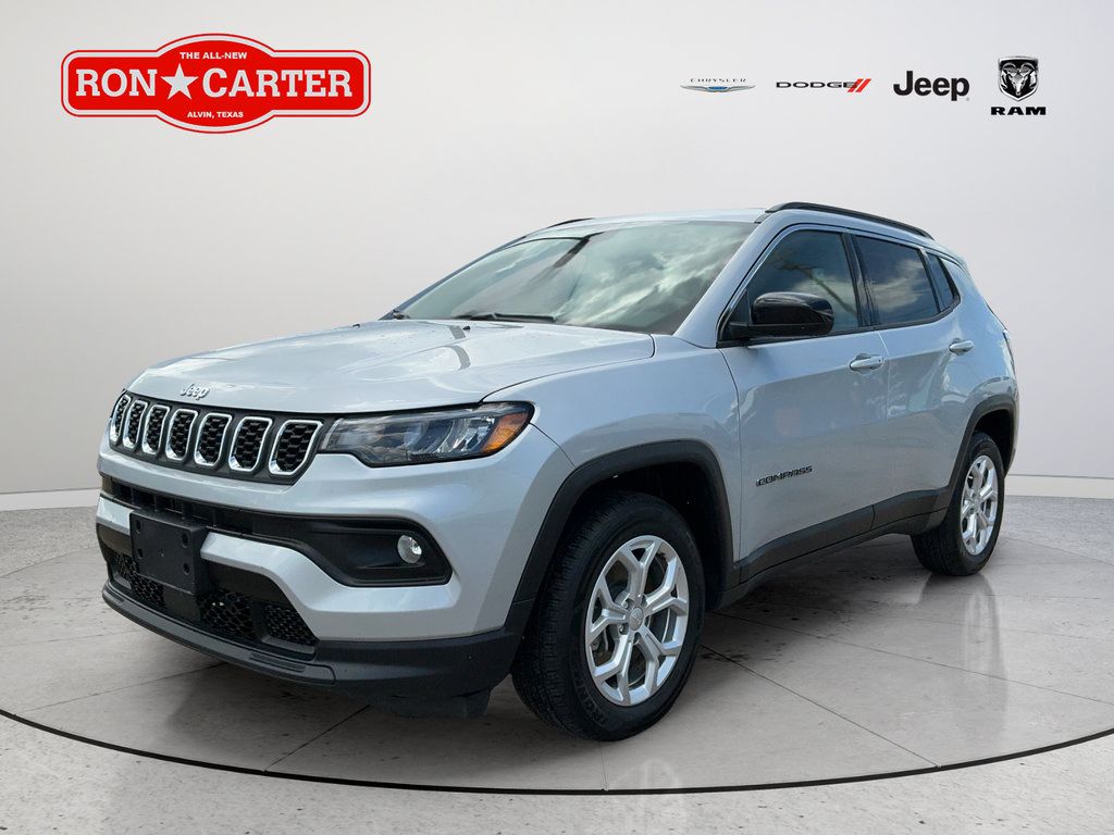 Used 2024 Jeep Compass Latitude AWD/4WD image 3