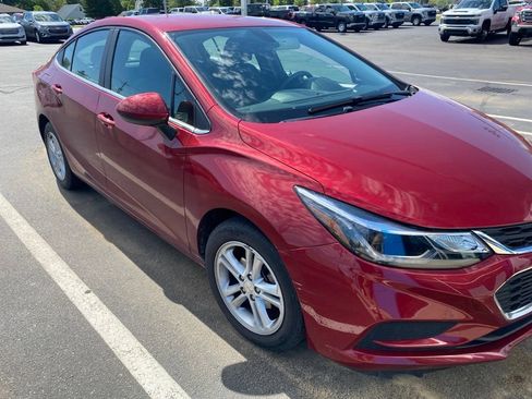 Used 2017 Chevrolet Cruze LT FWD image 1