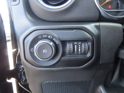 Used 2022 Jeep Wrangler Unlimited Sahara w/ Cold Weather Group AWD/4WD image 24