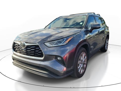 Used 2021 Toyota Highlander Limited FWD image 3