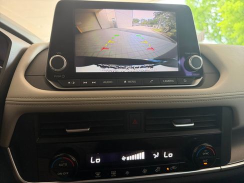 Used 2025 Nissan Rogue SV FWD image 17