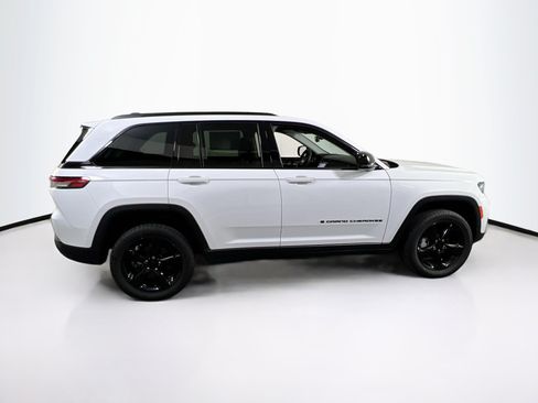Used 2023 Jeep Grand Cherokee Limited w/ Black Appearance Package AWD/4WD image 4
