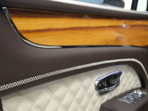 Used 2021 Bentley Bentayga Plug-In Hybrid image 31