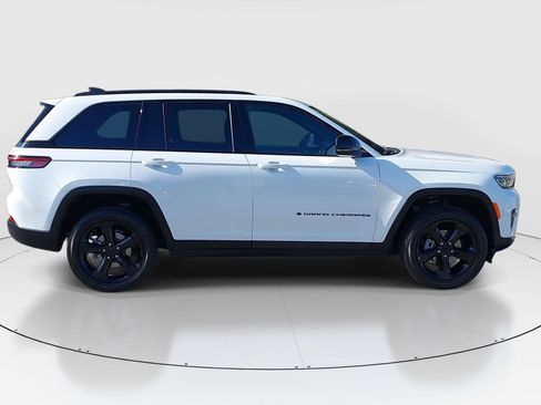 Used 2024 Jeep Grand Cherokee Altitude RWD image 8