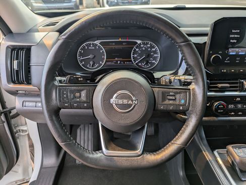 Used 2023 Nissan Pathfinder SL AWD/4WD image 18