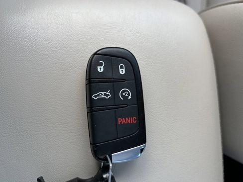 Used 2016 Chrysler 300 C image 39