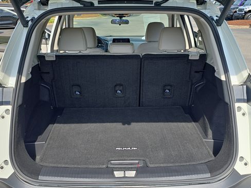Used 2023 Nissan Rogue SV w/ SV Premium B Package FWD image 12