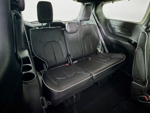 Used 2024 Chrysler Pacifica Limited w/ S Appearance Package FWD image 33