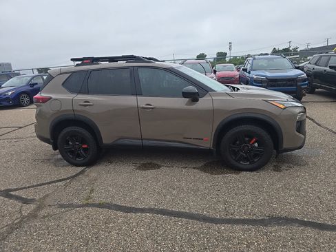 Used 2025 Nissan Rogue SV AWD/4WD image 6