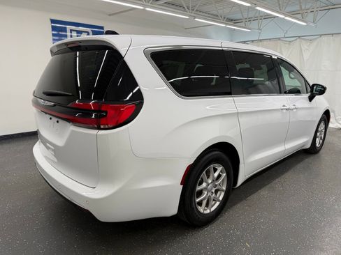 Used 2025 Chrysler Pacifica Select FWD image 2