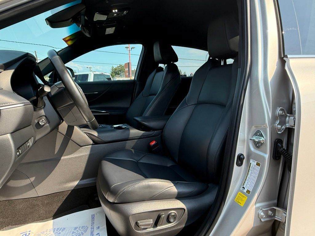Used 2024 Toyota Venza XLE AWD/4WD image 23