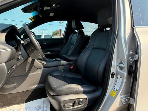 Used 2024 Toyota Venza XLE AWD/4WD image 23