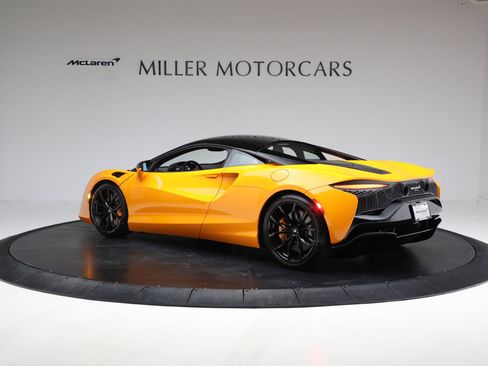 Used 2024 McLaren Artura RWD image 5