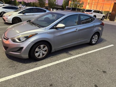 Used 2016 Hyundai Elantra SE FWD image 1