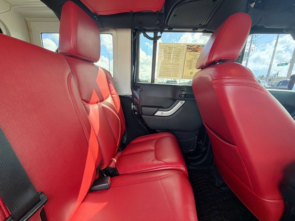 Used 2015 Jeep Wrangler Unlimited Sahara w/ Connectivity Group AWD/4WD image 15
