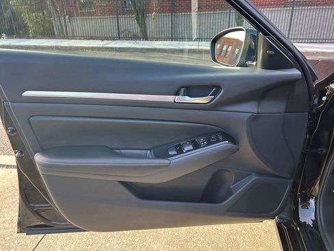 Used 2024 Nissan Altima 2.5 SR w/ SR Premium Package image 9