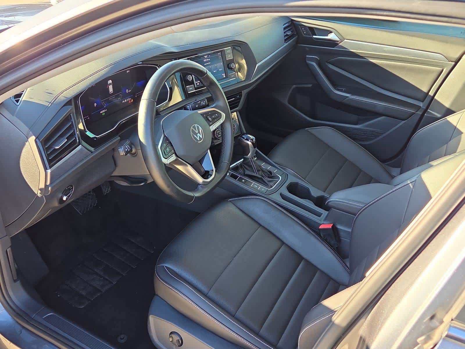 Used 2024 Volkswagen Jetta SE w/ Panoramic Sunroof Package FWD image 2