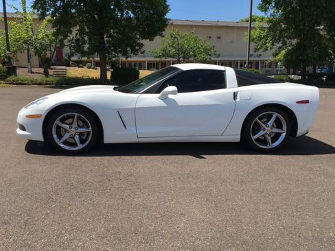 Used 2011 Chevrolet Corvette Coupe w/ Preferred Equipment Group RWD image 3