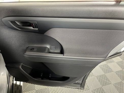 Used 2022 Toyota Highlander LE FWD image 26