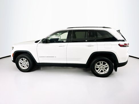 Used 2023 Jeep Grand Cherokee Laredo w/ Luxury Tech Group I RWD image 4