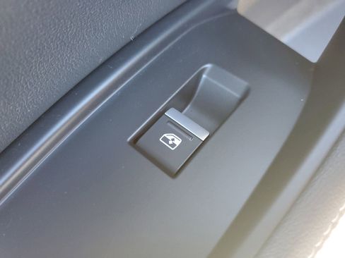 Used 2022 Audi e-tron Premium w/ Convenience Plus Package image 18