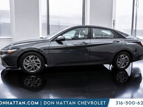 Used 2024 Hyundai Elantra SEL image 2