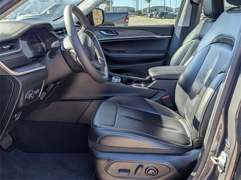 Used 2023 Jeep Grand Cherokee Limited w/ Black Appearance Package image 12