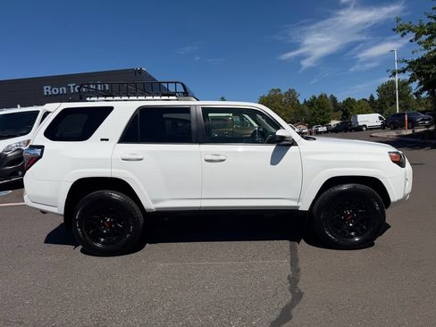 Used 2022 Toyota 4Runner SR5 AWD/4WD image 8