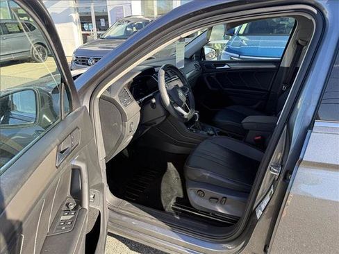 Used 2022 Volkswagen Tiguan SE w/ Panoramic Sunroof Package AWD/4WD image 11