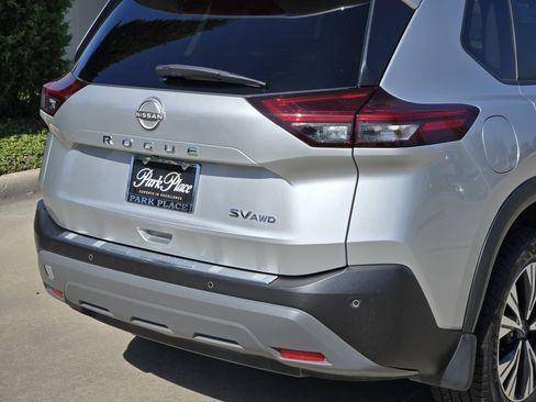 Used 2023 Nissan Rogue SV AWD/4WD image 17
