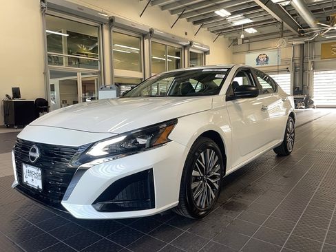 Used 2025 Nissan Altima 2.5 SV AWD/4WD image 3