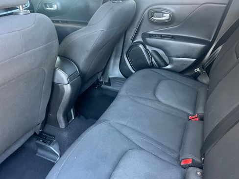 Used 2023 Jeep Renegade Latitude AWD/4WD image 12